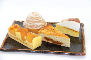 (左から)りんごのタルト・モンブラン・バナナキャラメルケーキ・プリン風カスタードスフレ